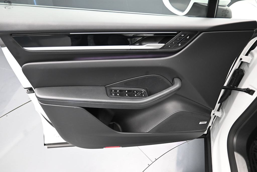 Thumbnail: 2025 Porsche Macan - 16