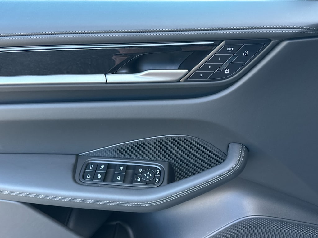 Thumbnail: 2025 Porsche Macan - 19