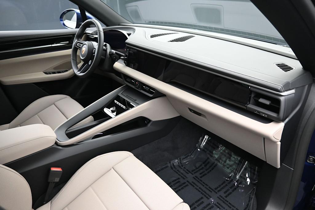 Thumbnail: 2026 Porsche Macan - 12