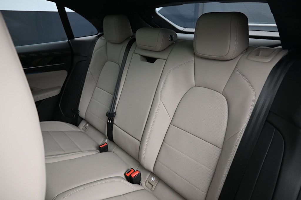 Thumbnail: 2026 Porsche Macan - 10