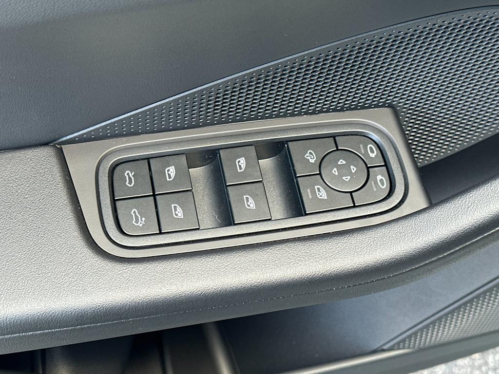 Thumbnail: 2025 Porsche Macan - 21