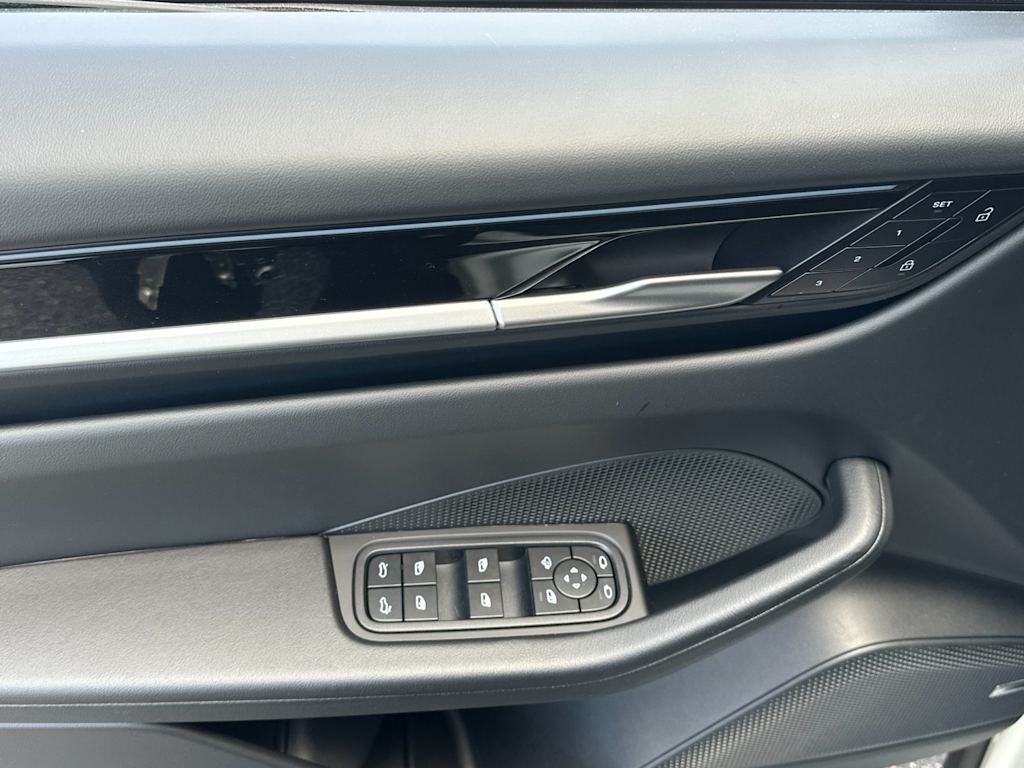 Thumbnail: 2025 Porsche Macan - 20