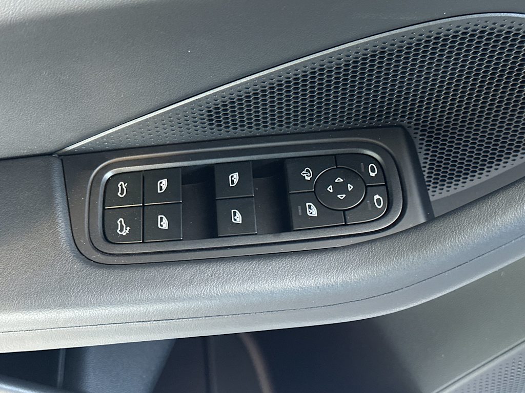 Thumbnail: 2025 Porsche Macan - 19