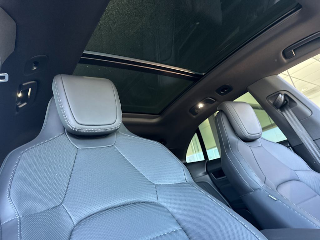 Thumbnail: 2025 Porsche Macan - 21