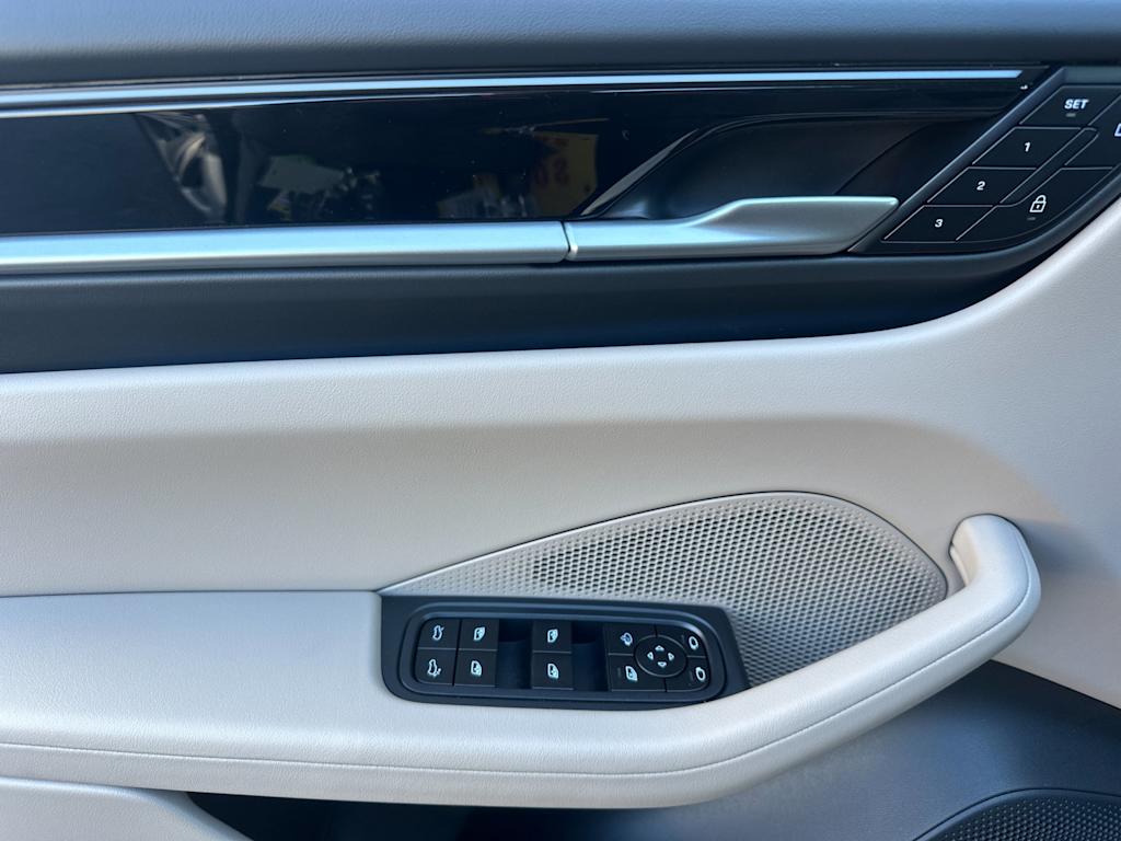 Thumbnail: 2025 Porsche Macan - 21