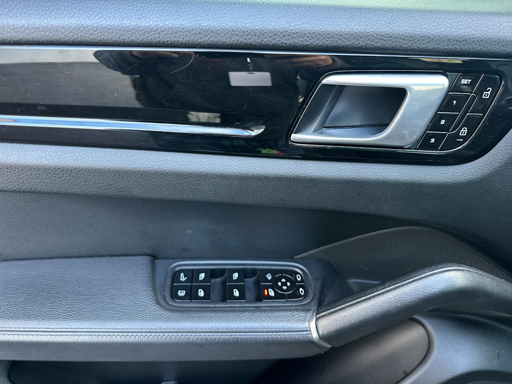 Thumbnail: 2019 Porsche Cayenne - 23