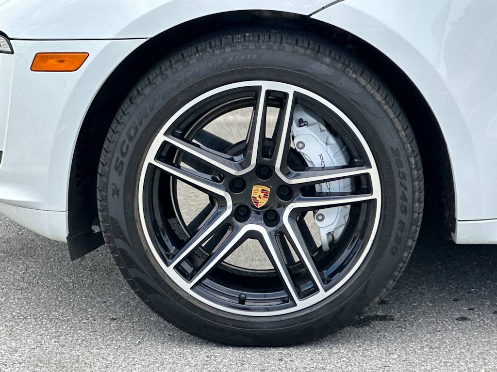 2021 Porsche Macan Turbo 8