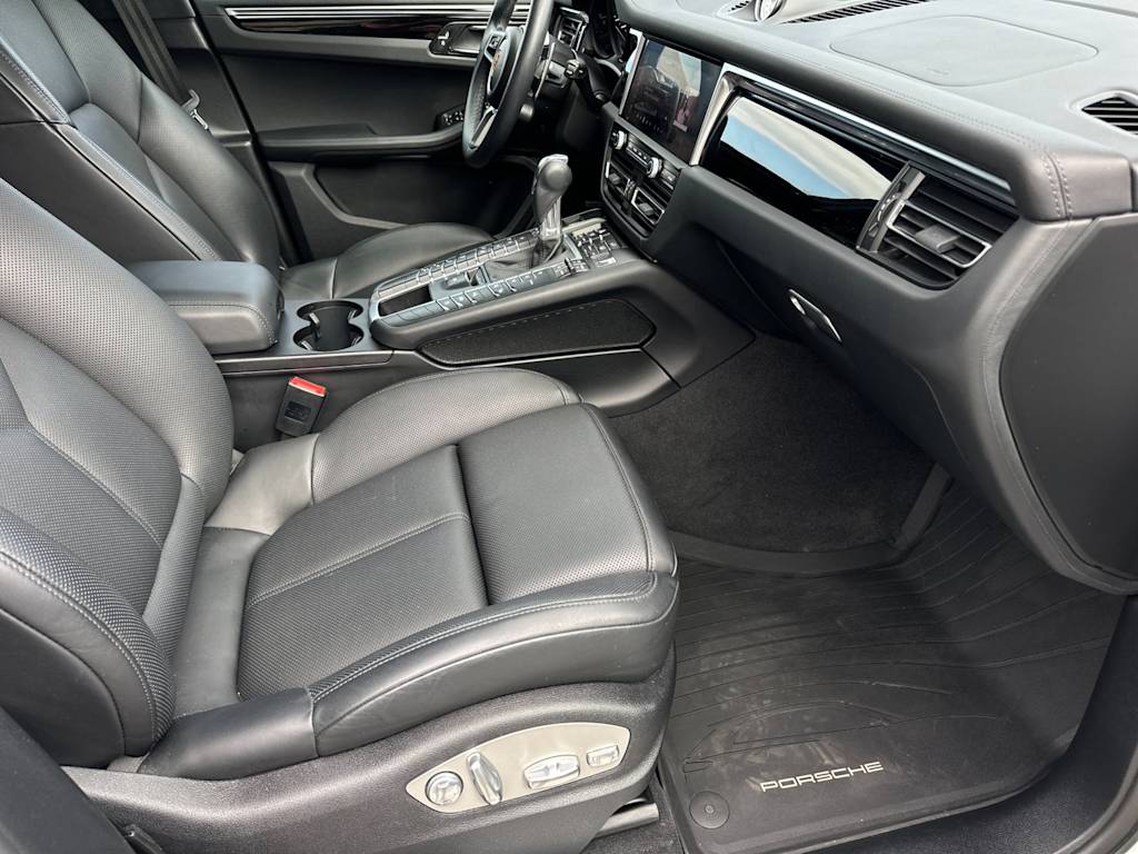 2021 Porsche Macan Turbo 24