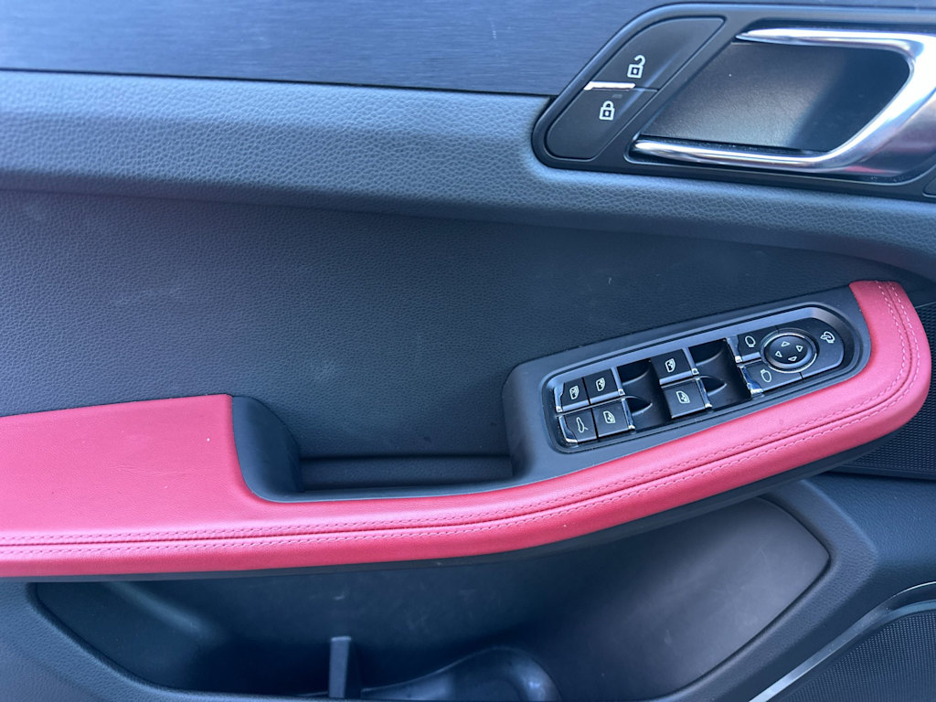 Thumbnail: 2025 Porsche Macan - 23