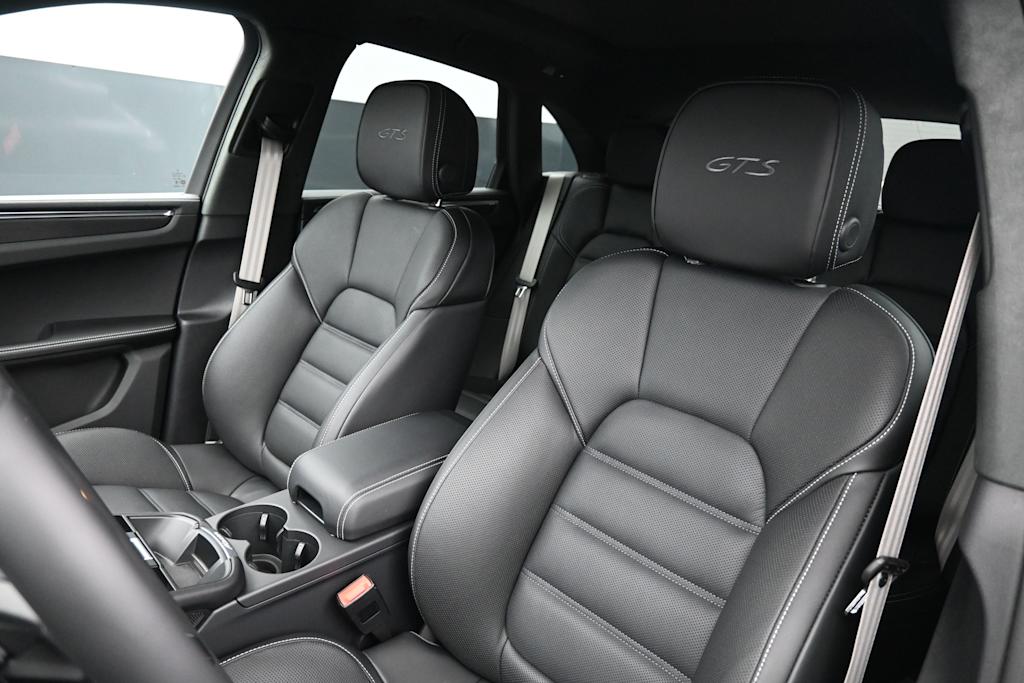 Thumbnail: 2026 Porsche Macan - 9