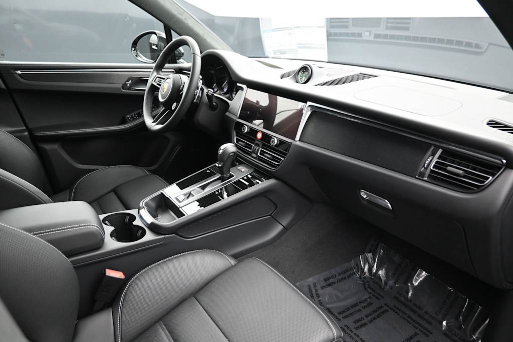 Thumbnail: 2026 Porsche Macan - 12