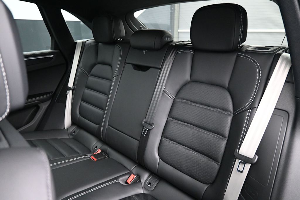 Thumbnail: 2026 Porsche Macan - 10