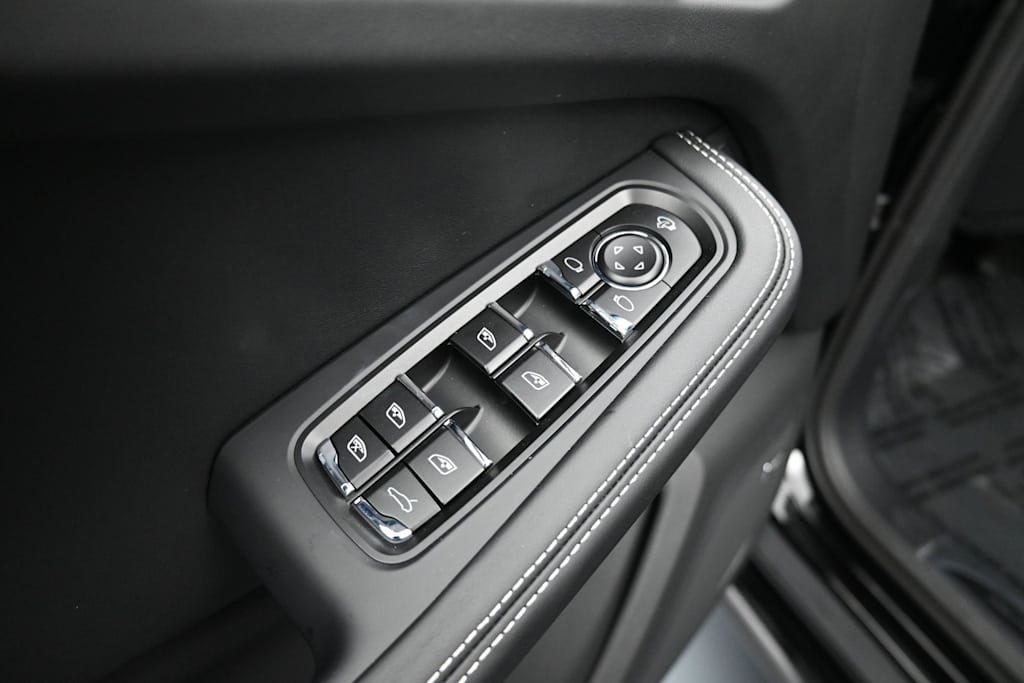 Thumbnail: 2026 Porsche Macan - 17