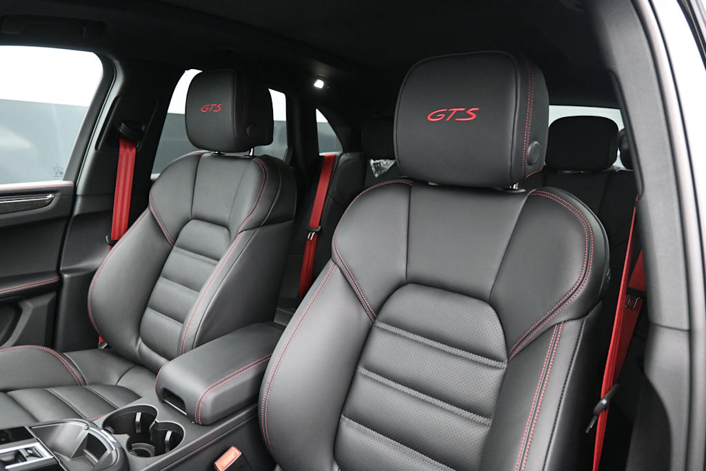 Thumbnail: 2026 Porsche Macan - 8