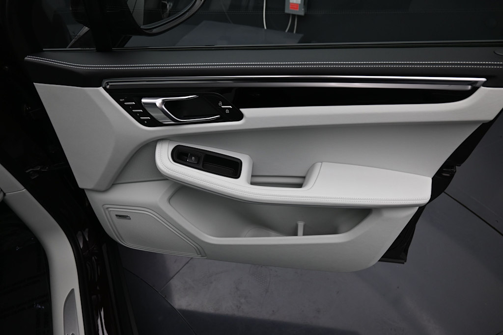 Thumbnail: 2026 Porsche Macan - 25