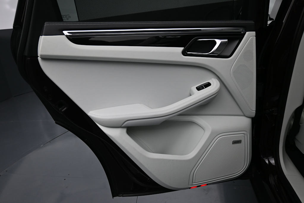 Thumbnail: 2026 Porsche Macan - 23