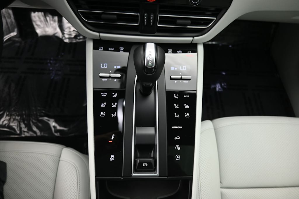 Thumbnail: 2026 Porsche Macan - 13