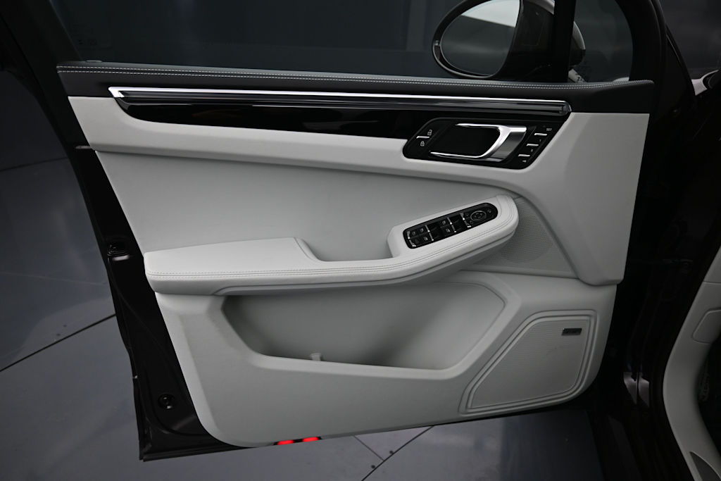 Thumbnail: 2026 Porsche Macan - 17