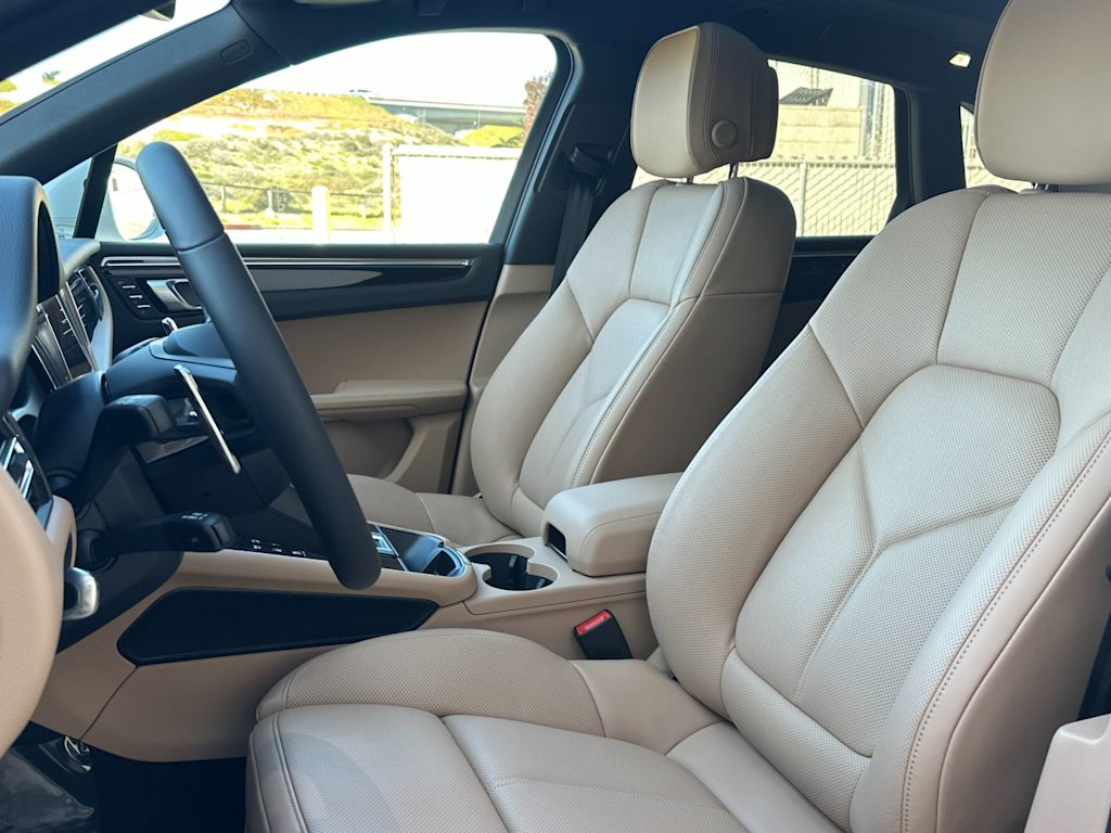 Thumbnail: 2026 Porsche Macan - 10