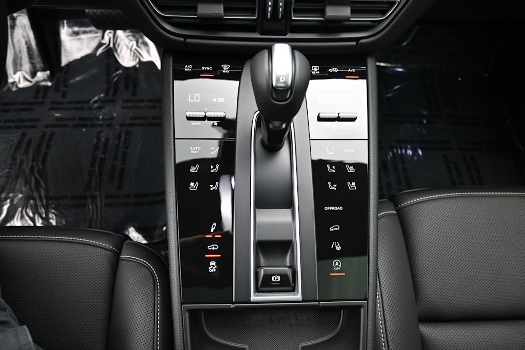 Thumbnail: 2026 Porsche Macan - 13
