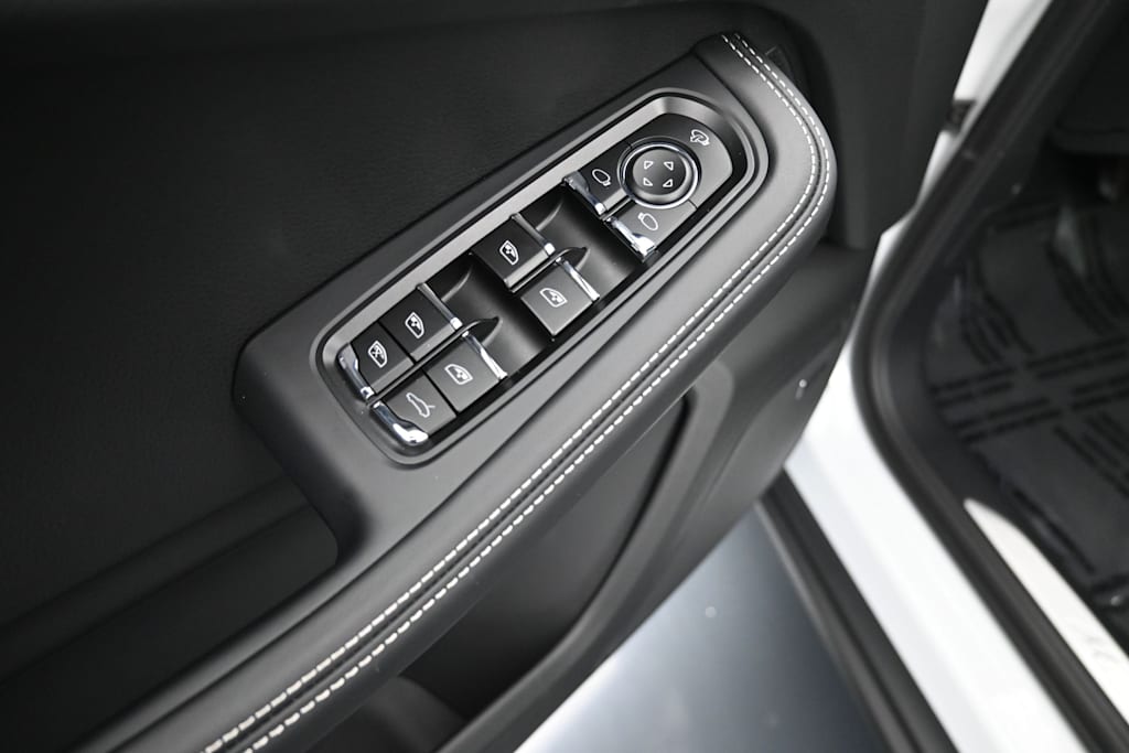 Thumbnail: 2026 Porsche Macan - 17