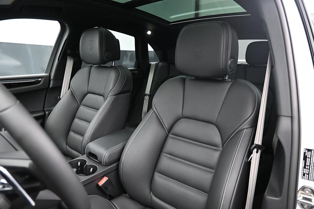 Thumbnail: 2026 Porsche Macan - 8