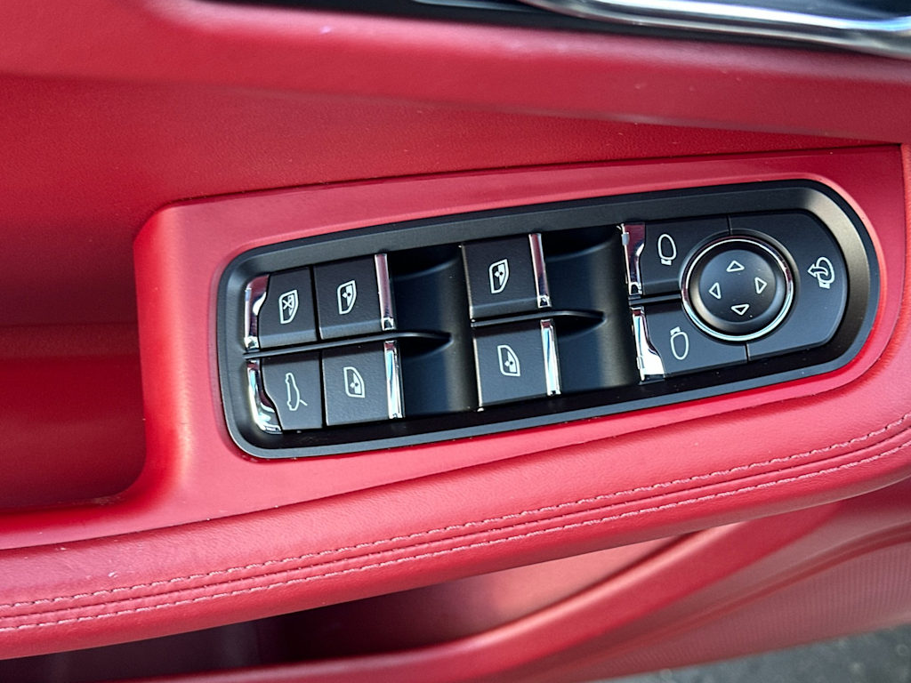 Thumbnail: 2022 Porsche Macan - 22