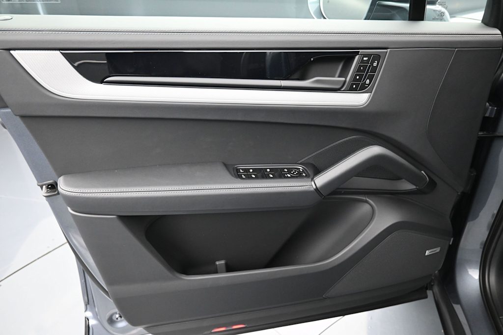 Thumbnail: 2026 Porsche Cayenne - 16
