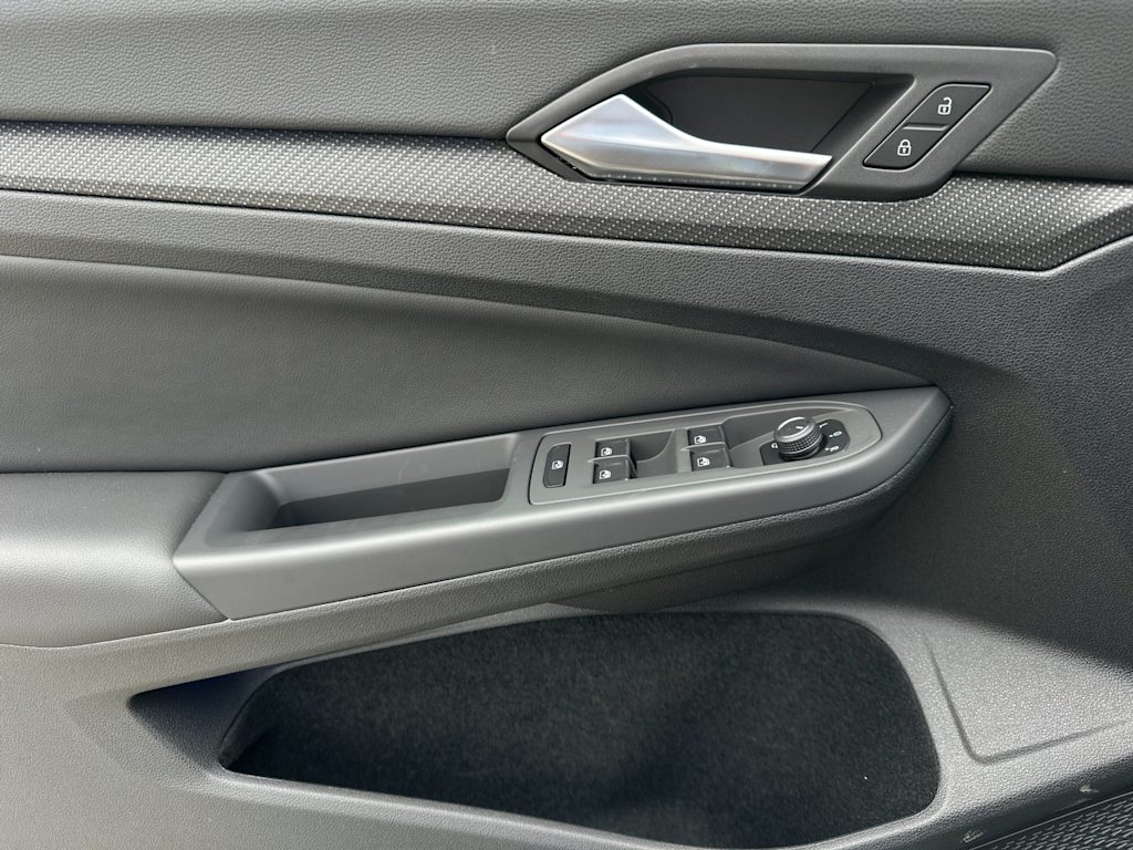 2024 Volkswagen Golf SE 21