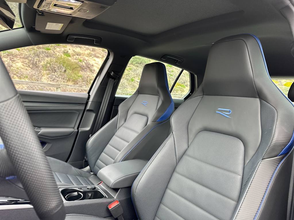2024 Volkswagen Golf SE 11