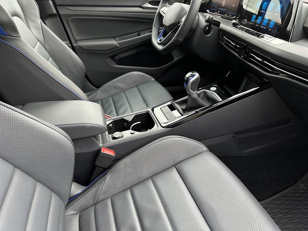 2024 Volkswagen Golf SE 23