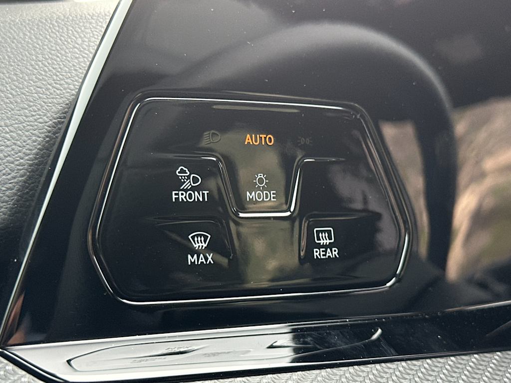 2024 Volkswagen Golf SE 30