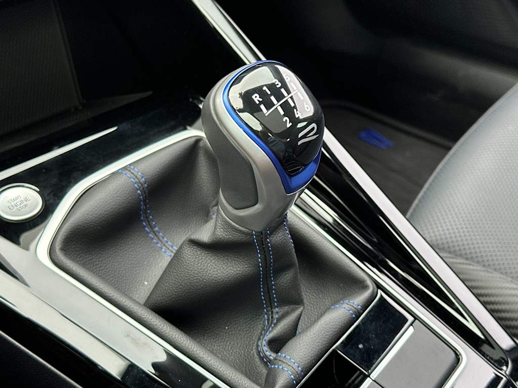 2024 Volkswagen Golf SE 15