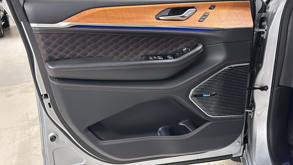 Thumbnail: 2022 Jeep Grand Cherokee - 23