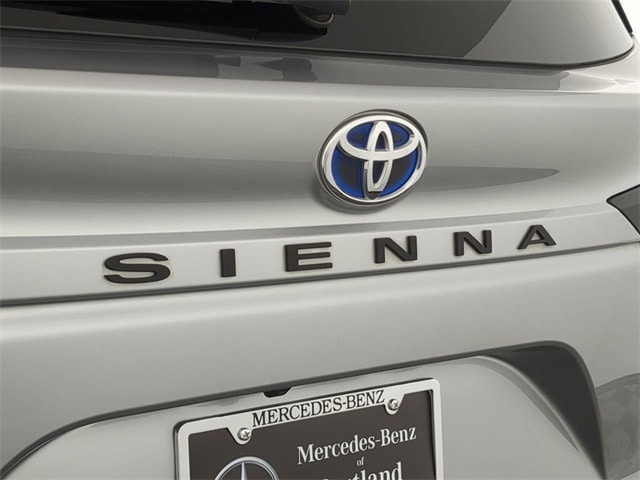 2022 Toyota Sienna LE 27