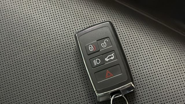 Thumbnail: 2025 Land Rover Range Rover - 15
