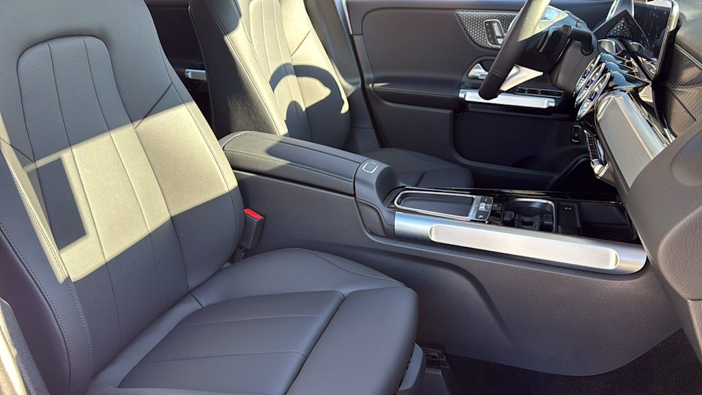 Thumbnail: 2026 Mercedes-Benz GLB - 35