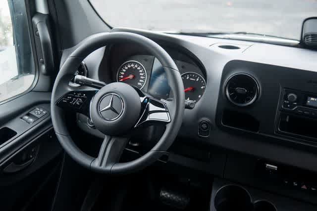 Thumbnail: 2025 Mercedes-Benz Sprinter - 8