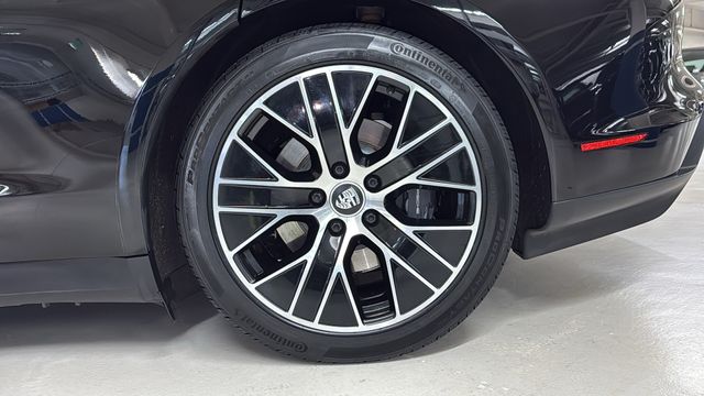 Thumbnail: 2021 Porsche Taycan - 22
