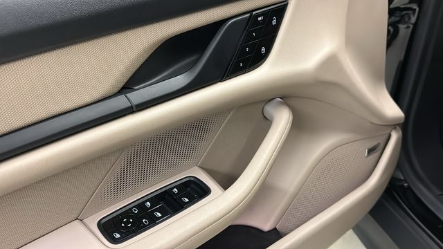 Thumbnail: 2021 Porsche Taycan - 24
