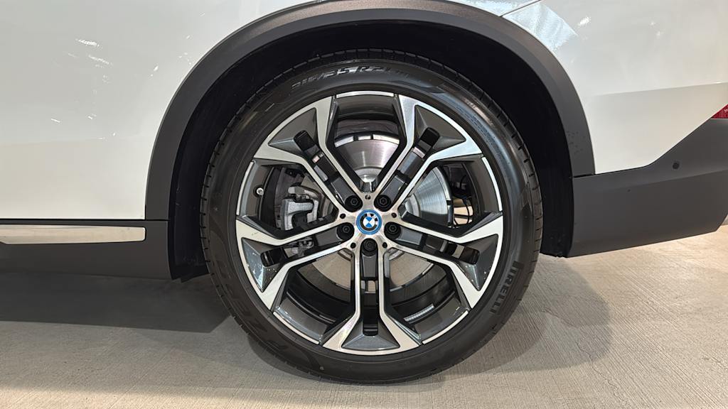 2025 BMW X5 xDrive50e 8