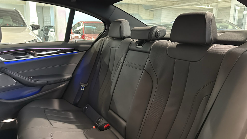 2023 BMW 5 Series 530xi 32
