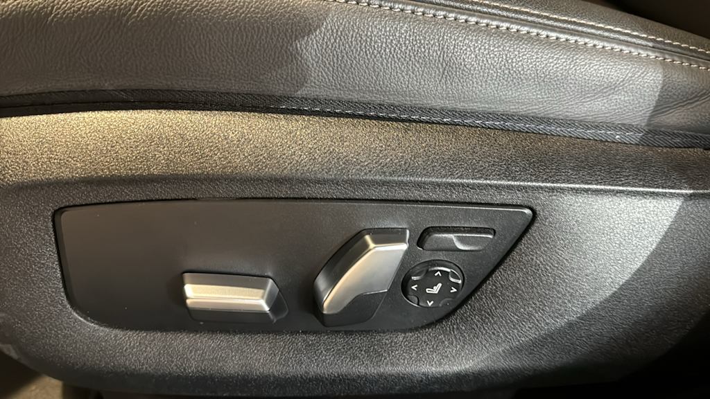2023 BMW 5 Series 530xi 25