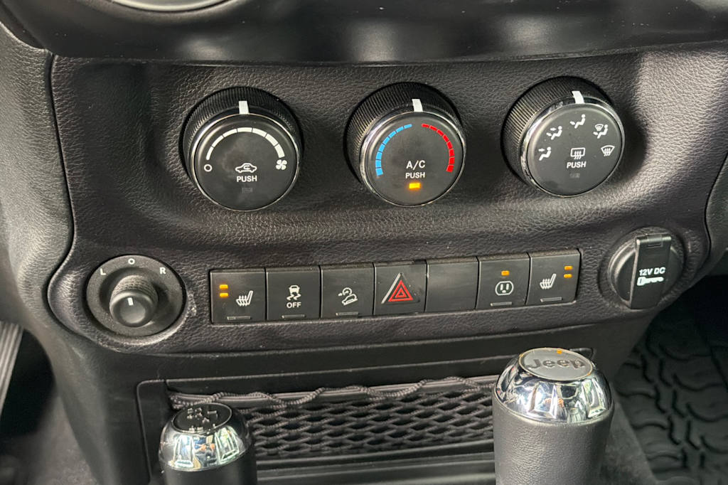 Thumbnail: 2015 Jeep Wrangler - 23