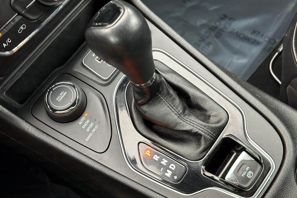 Thumbnail: 2021 Jeep Cherokee - 14