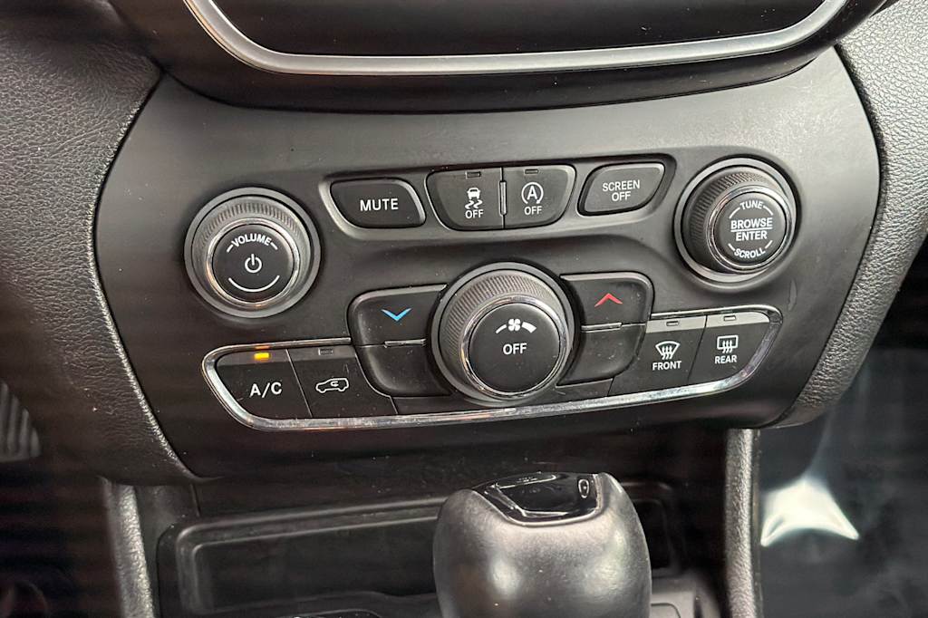 Thumbnail: 2021 Jeep Cherokee - 24