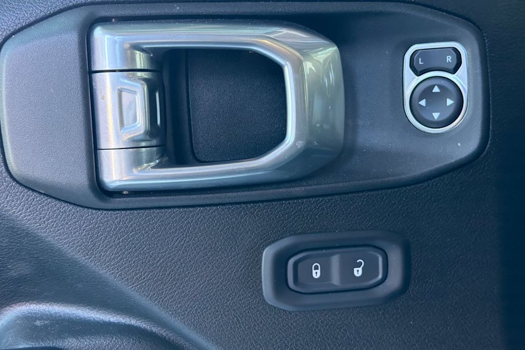 Thumbnail: 2021 Jeep Gladiator - 21