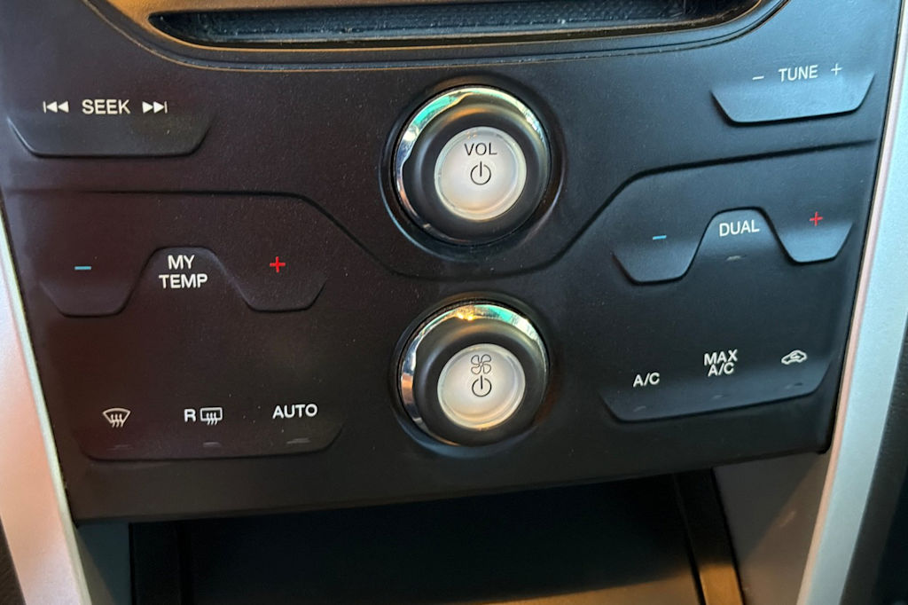 Thumbnail: 2015 Ford Explorer - 26