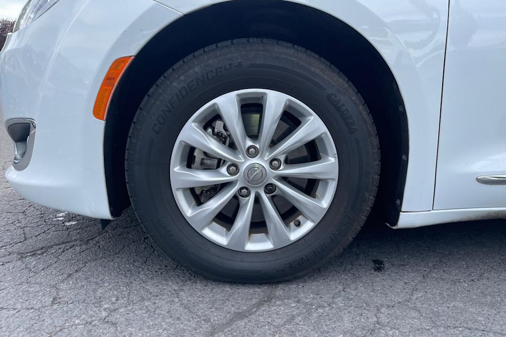 Thumbnail: 2018 Chrysler Pacifica - 8