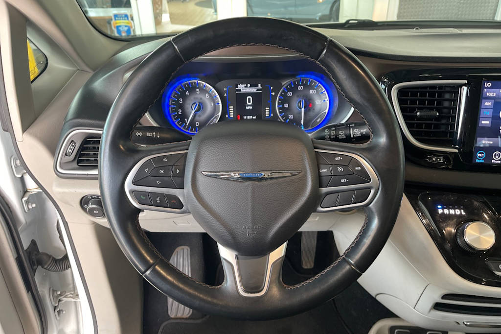 Thumbnail: 2018 Chrysler Pacifica - 9